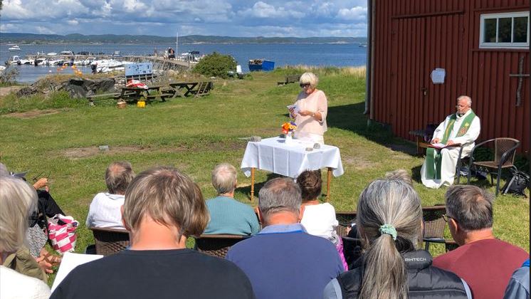 Sokneprest Pål Wirkola hadde gudstjeneste på Stråholmen i Kragerø. Foto: Gyrid Espeland