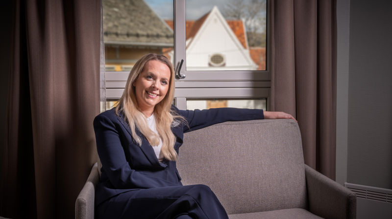 Iselin Grøsfjeld Skogen: Trives i jobben på Grand Hotell, hjemme med familien, og i kirka ved forskjellige anledninger. Foto: Ivar Barane