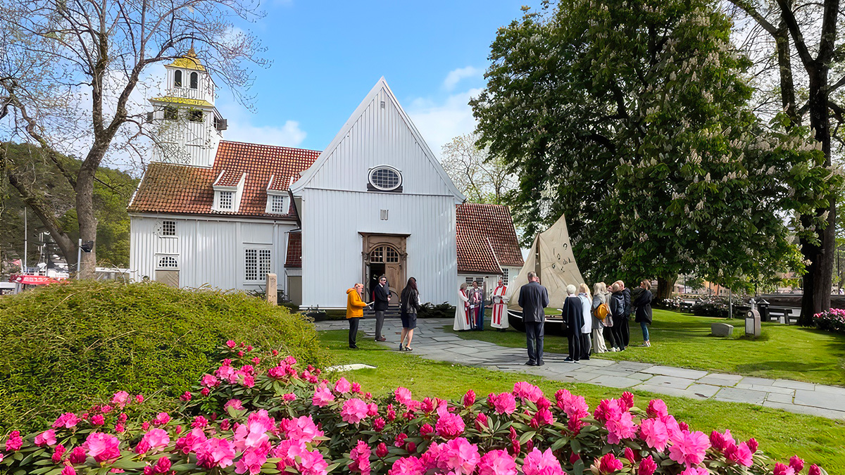 Biskop Anne Lise Ådnøy deltok på innvielsen av båtstafetten før jubileumsgudstjenesten 1. pinsedag i Egersund kirke. Foto Ivar Barane