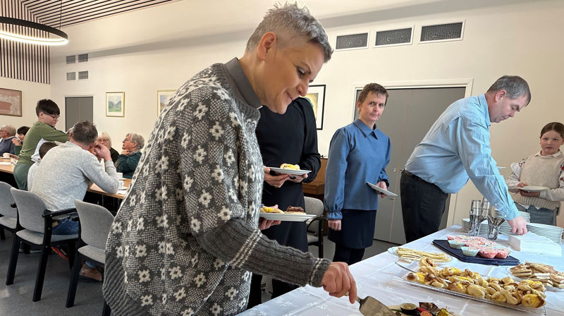 Kirkekaffe i kirkestuen etter innsettelse av ny sokneprest. Foto: Ivar Barane