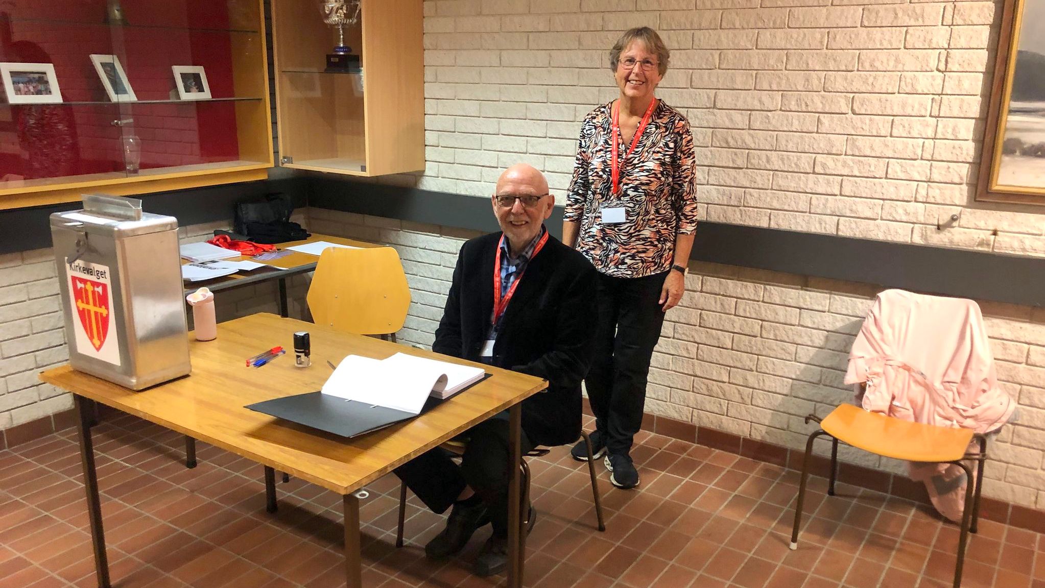 Per Arne Sandvold og Kari Sørensen står klar til å ta i mot stemmer i Egersundshallen. Foto: Annette Riise