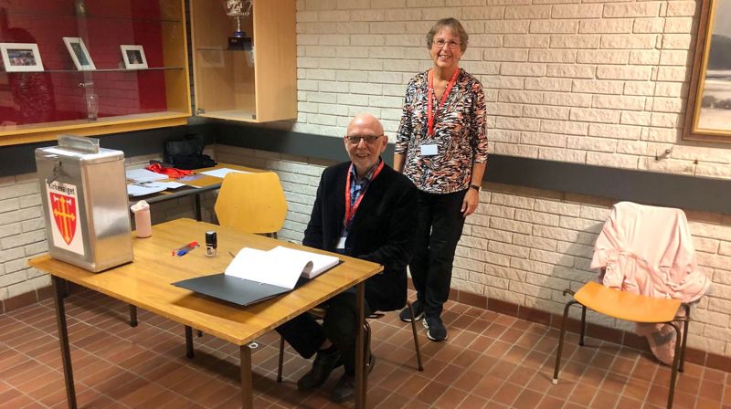 Per Arne Sandvold og Kari Sørensen står klar til å ta i mot stemmer i Egersundshallen. Foto: Annette Riise