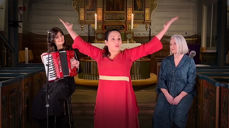 Musiker Solfrid Molland og fortellerne Mehda Zolfaqari og Anne Berit Evang fremførte dialogfoerstillingen "Maria i Bibelen, Koranen og livet" i Egersund kirke. Foto Ivar Barane