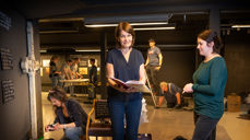 Konservator Olaug Økland og museumsdirektør June Stuen har satt alle sine medarbeidere i sving for å få alt klart til åpningen av kirkeutstillingen på lørdag kl 13. Foto Ivar Barane