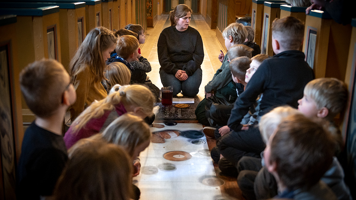 Trosopplærer Jofrid forteller om påskens alvorlige og glade budskap til spente 2. klassinger. Foto: Ivar Barane