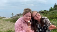 Martine og Madelen: Gode venner er gull verdt. Nå kan deltakere fra Eigersund bli med på weekend til Moi, for kjekke opplevelser!