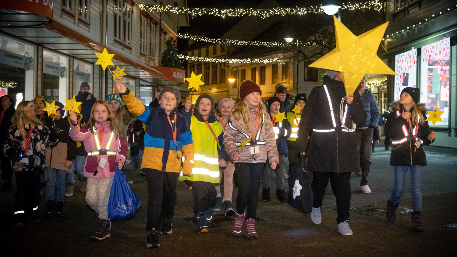 49 barn plukket i år opp en gammel tradisjon og gjennomførte en stjernevandring gjennom Egersund sentrum for å feire Helligtrekongersdagen. Foto: Ivar Barane