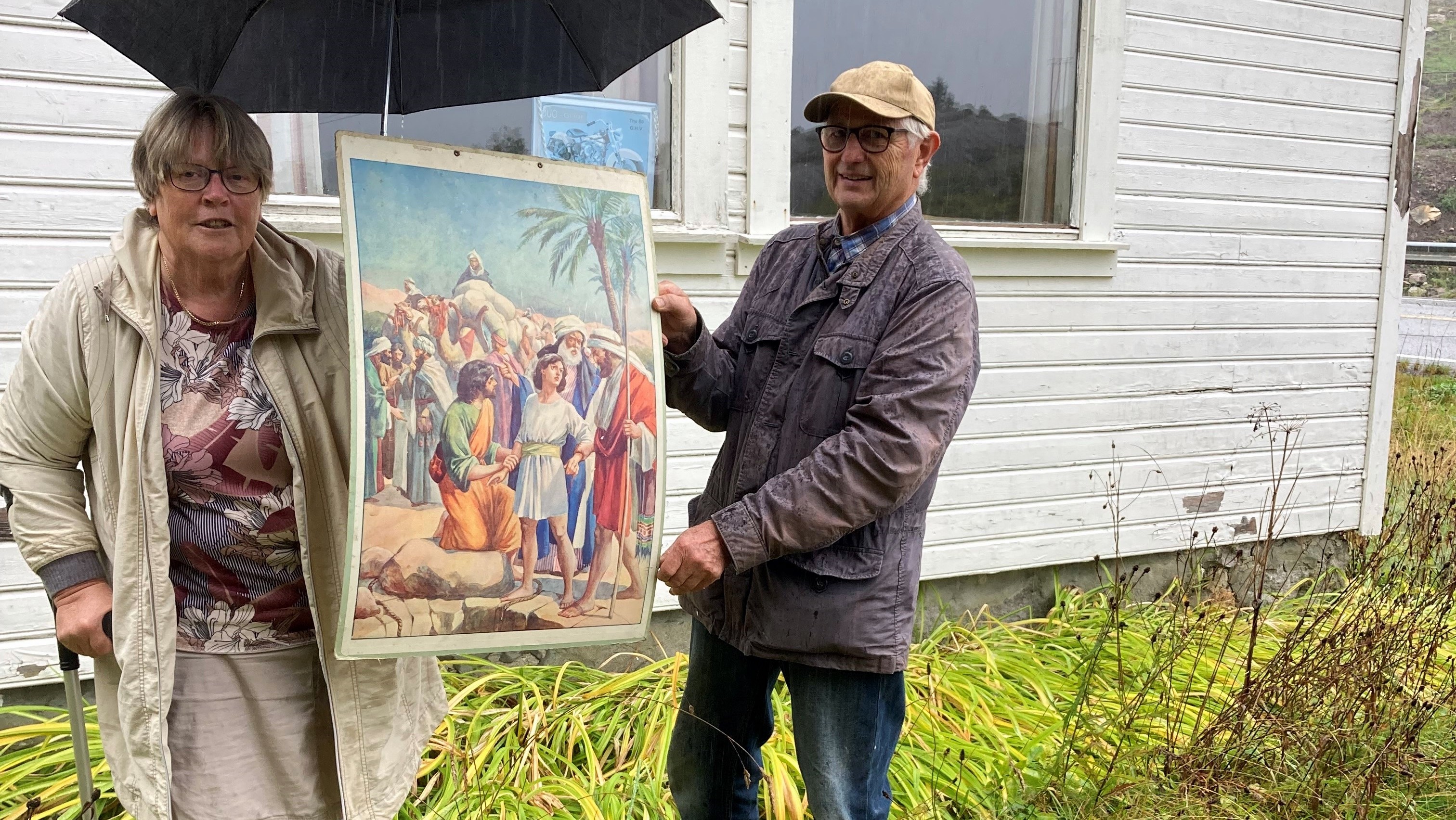 Gamle bilder med illustrasjoner fra bibelen er løftet fram fra kriker og kroker. Her ved Kari og John Sørbø på bedehuset.  