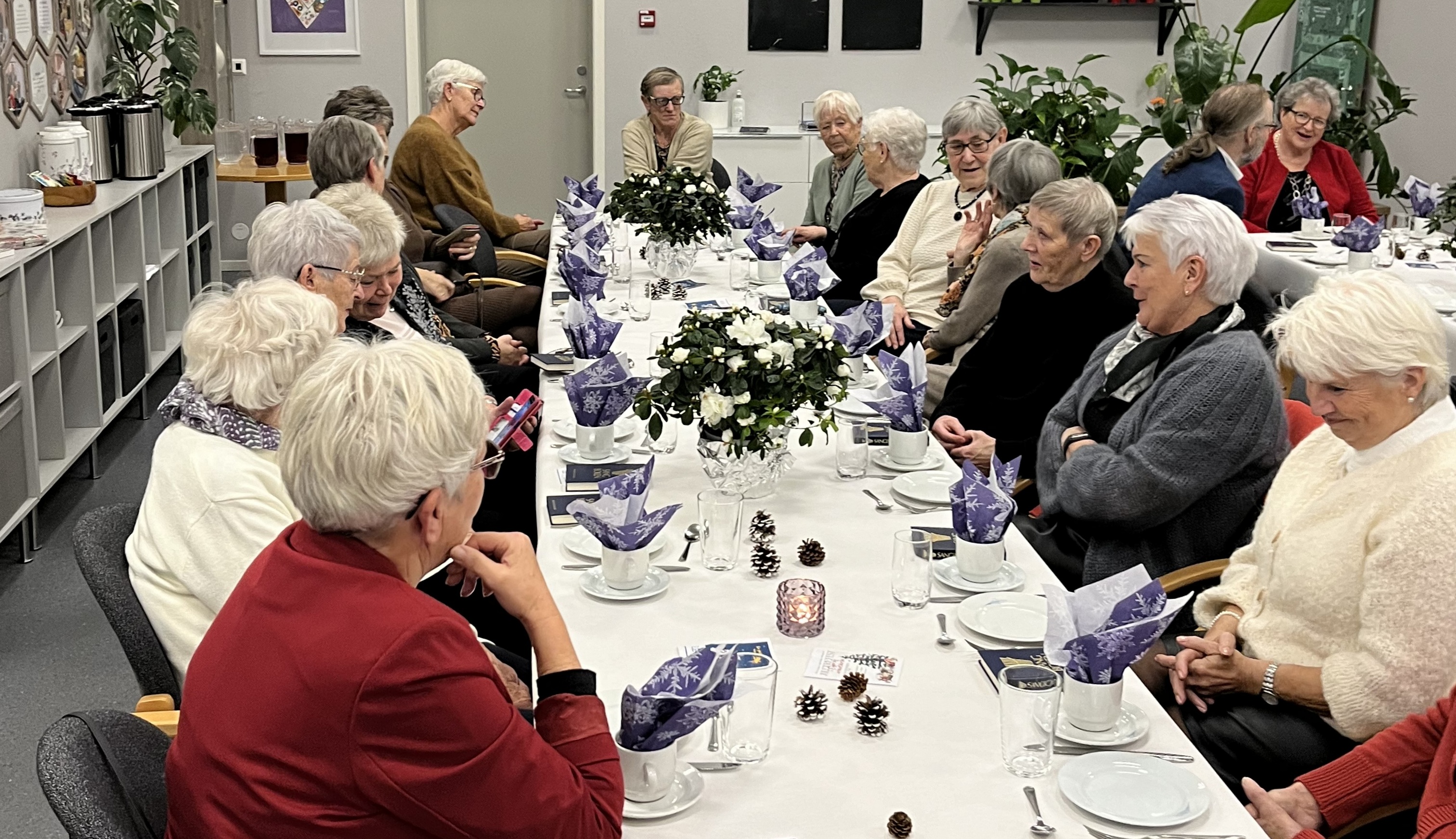 Kvinneforeningen på Eigerøy er både driftig og sosialt. Siste mandag hver måned samles damer i felleskap, der det både skapes gaver til den årlige basaren og et godt og trivelig miljø å være i.