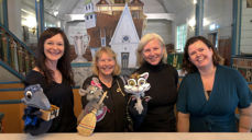 Siv Grethe Bøhn-Pettersen, Ann Jensen, Astri Svanes Haug og Beth Elin Byberg har gitt liv til dukketeaterstykket Ravnakjerkå i Egersund kirke.