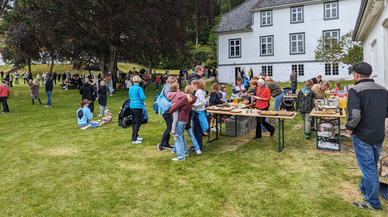 Mye god mat til de fremmøtte på plassen.