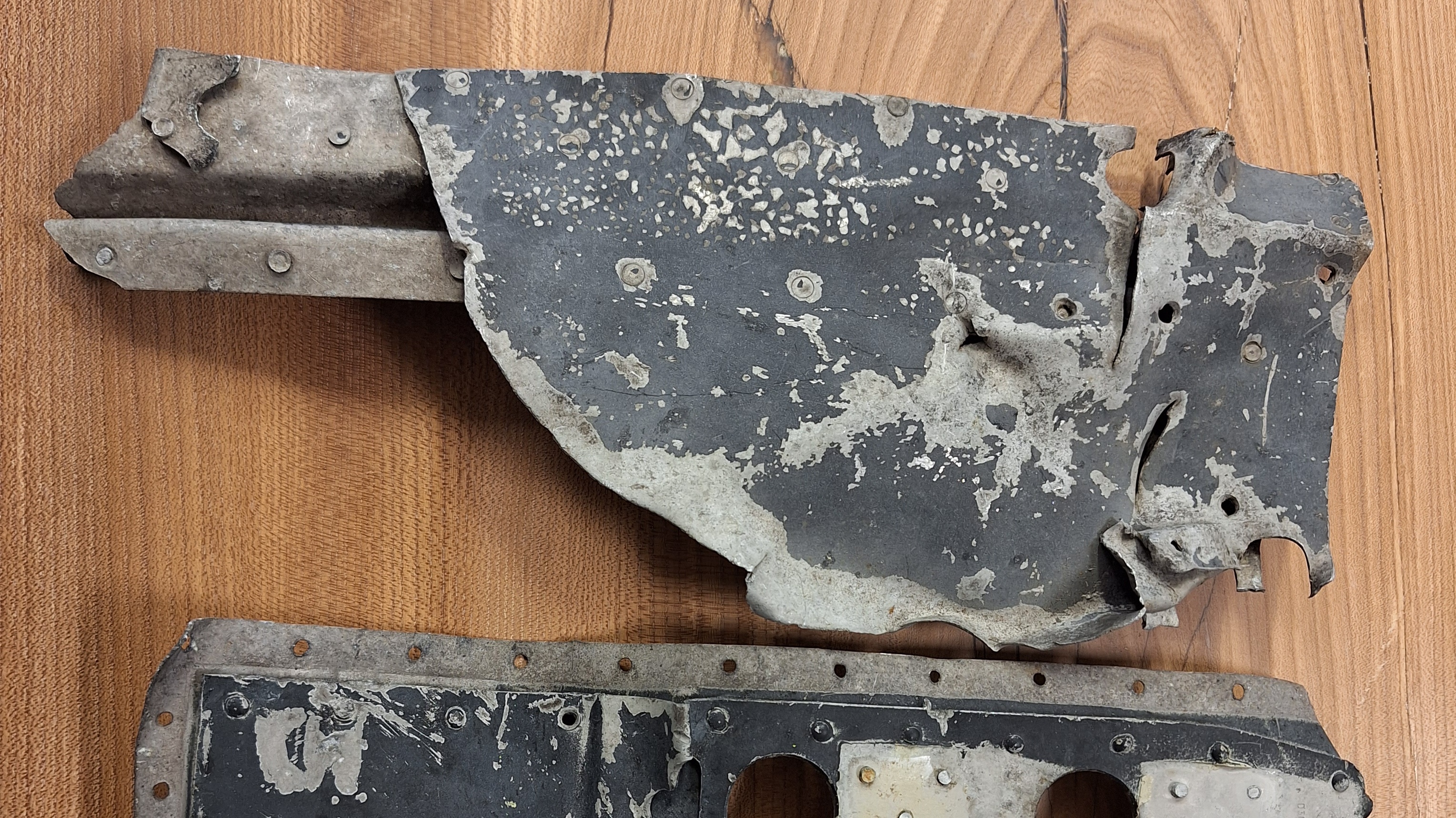 For noen år siden fikk kirkevergen overlevert fra en anonym giver noen deler av flyet. 