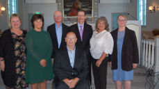 Gullkonfirmantene f.v: Turid Synnøve Meinert, Jorunn Ueland, Bjørn Kvinen, Arnt Egeland, Ingerlise Grøsfjell Haver og Olaug Sleveland Johansen. I midten: Per Ove Lomeland.