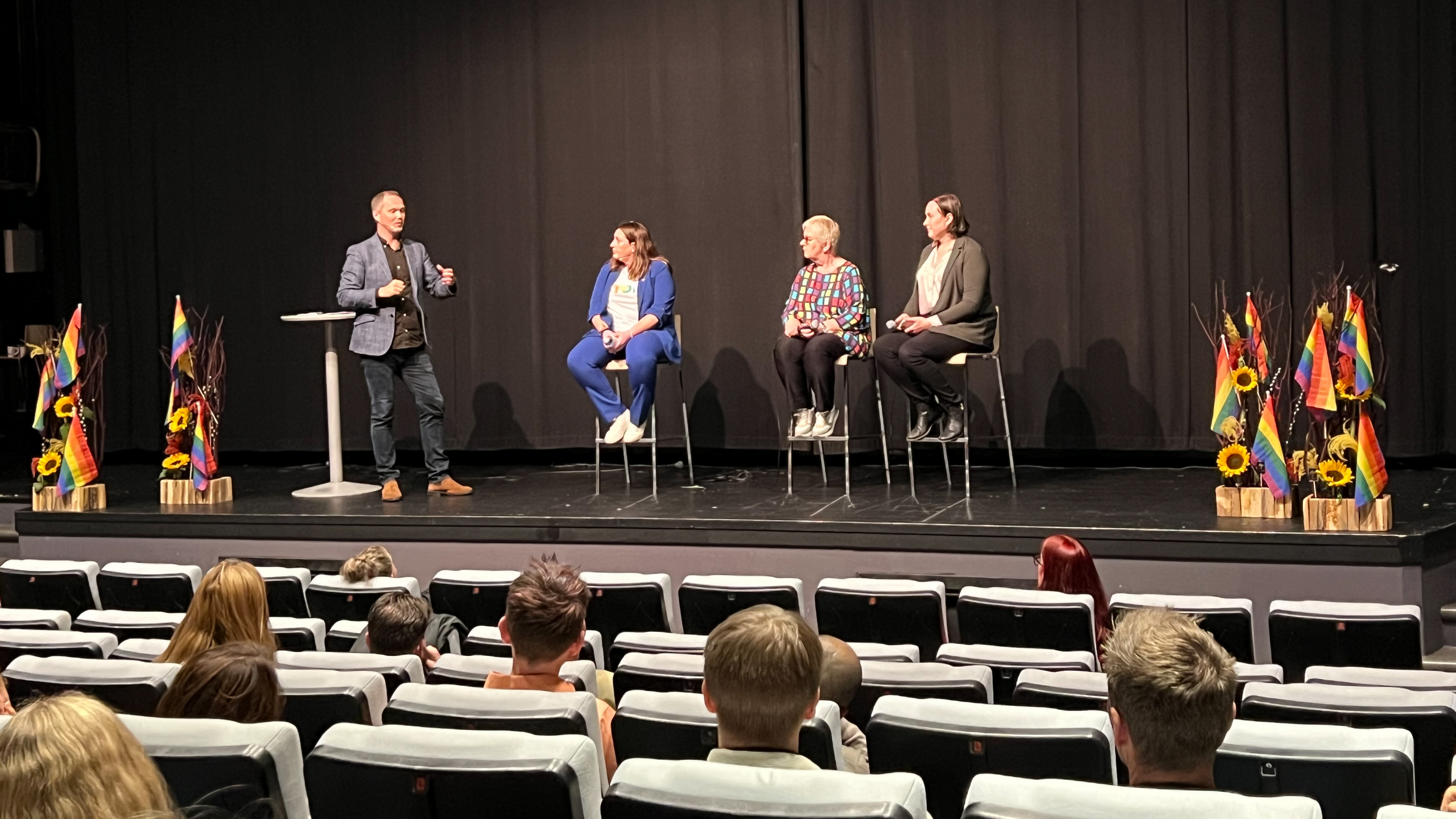 Knut Skeie Solberg leder panelsamtale med Ingrid Rasten, Siri Sunde og Mariam Hardarson.