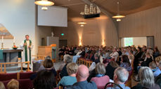Fullt hus: Thor Haavik ledet gudstjeneste i Eigerøy arbeidskirke oktober 2022. Nå kommer han tilbake for å treffe konfirmantene og være gjesteprest helgen 12.-14. april. Foto: Thor Erling Sætrevik