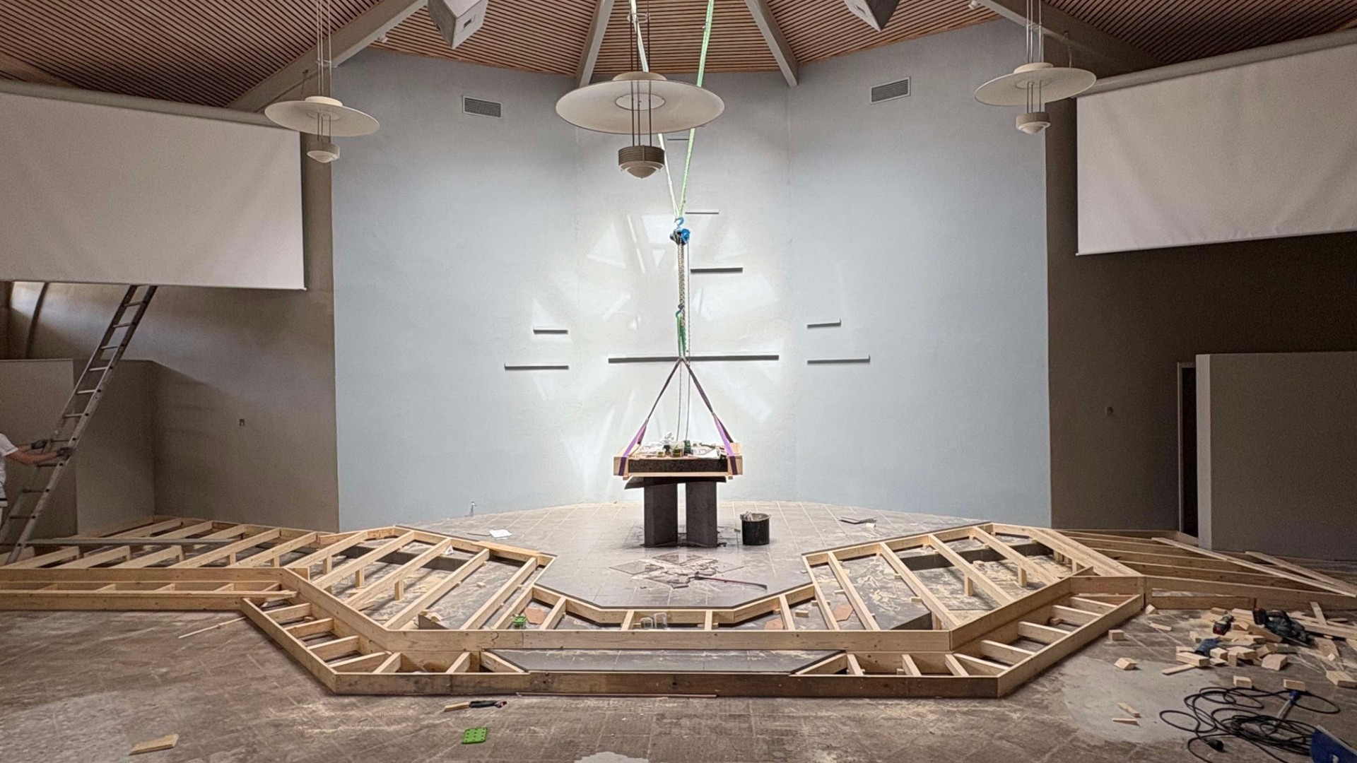 Flisene er revet bort, alteret flyttet og ny ramme for alterparti bygget.