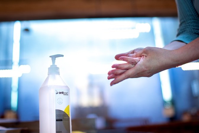 Håndsprit og avstand er de viktigste smitteverntiltakene. Foto: Bo Mathisen/Kirkerådet