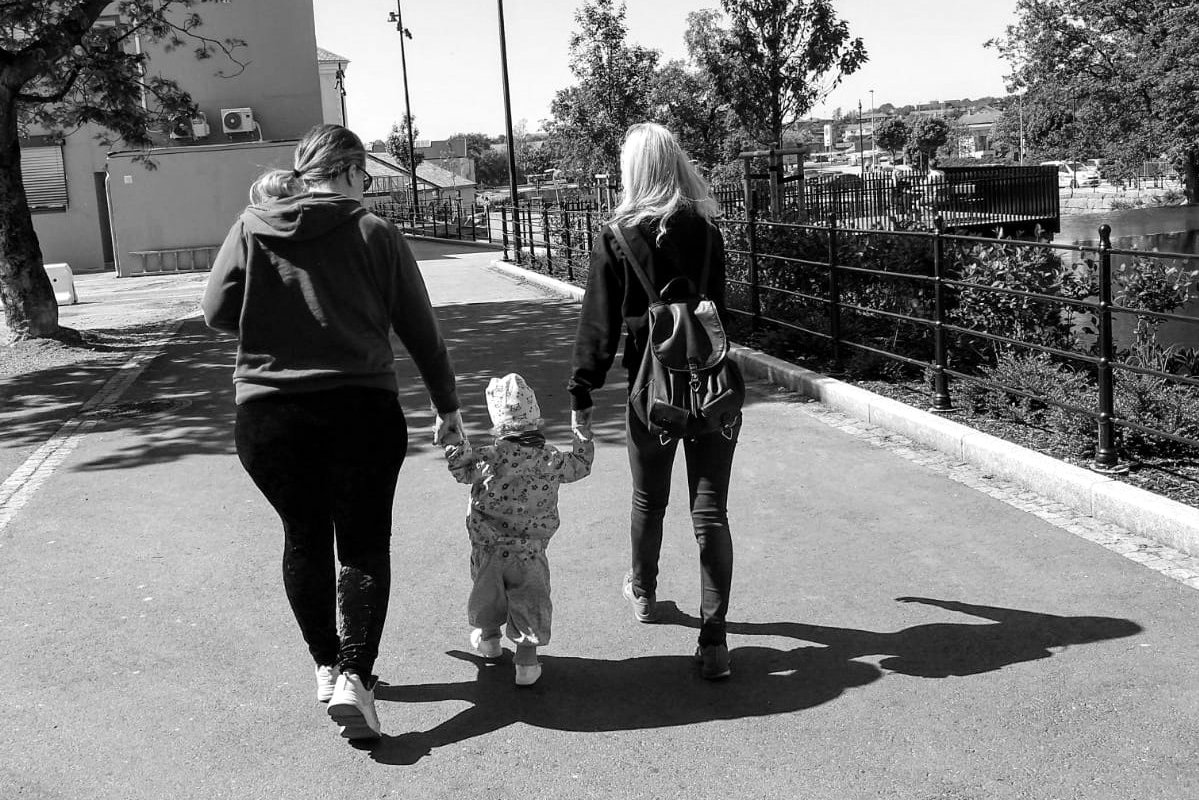 "Ros til sterke kvinner; må vi kjenne dem, må vi være dem, må vi oppdra dem."