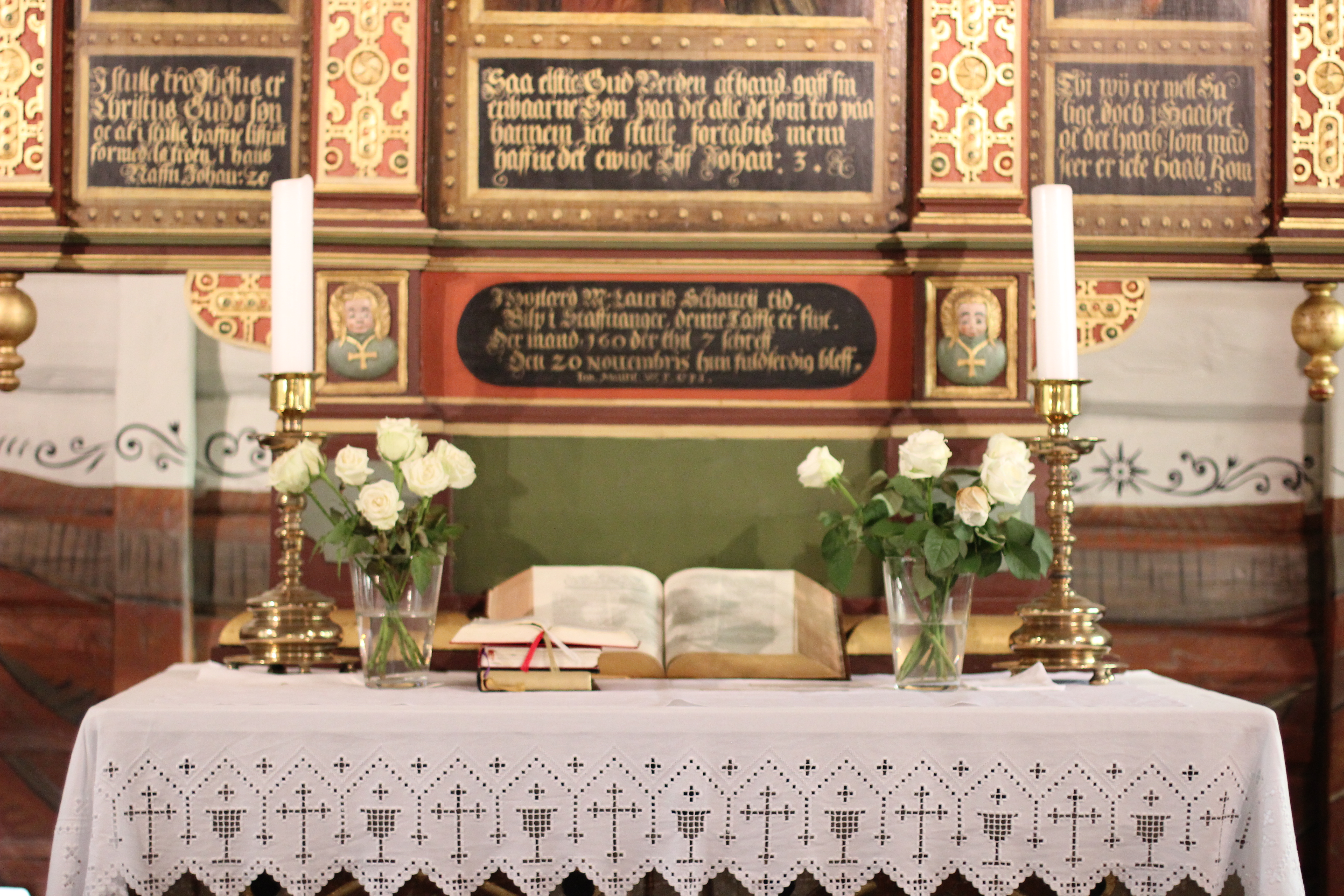 Det er kirketjeneren som blant annet kjøper inn blomster til alteret.