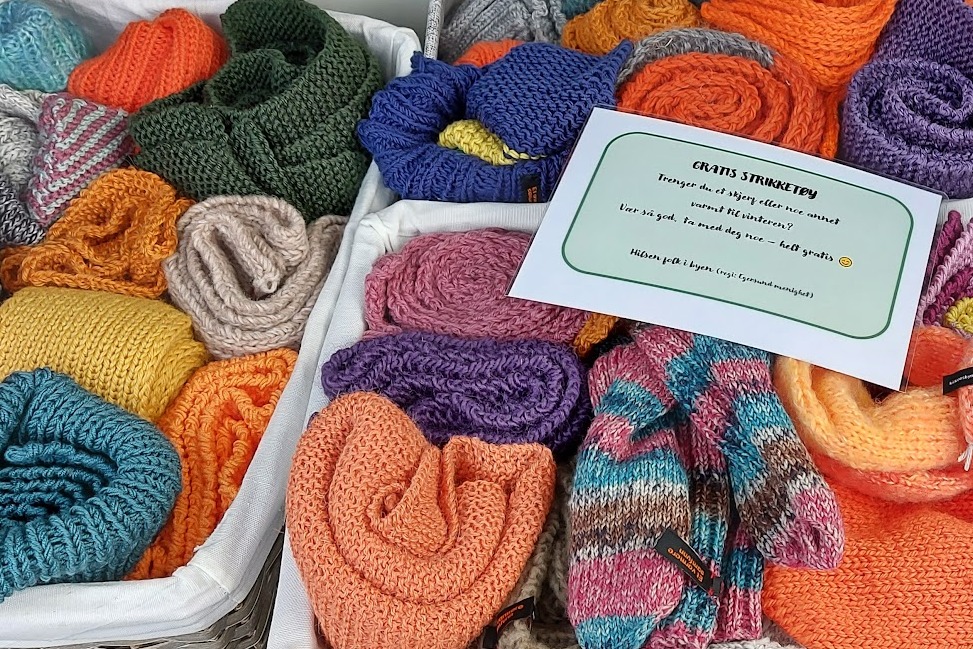 Skjerf-aksjon: Fantastisk innsats av frivillige strikkere høsten 2021.