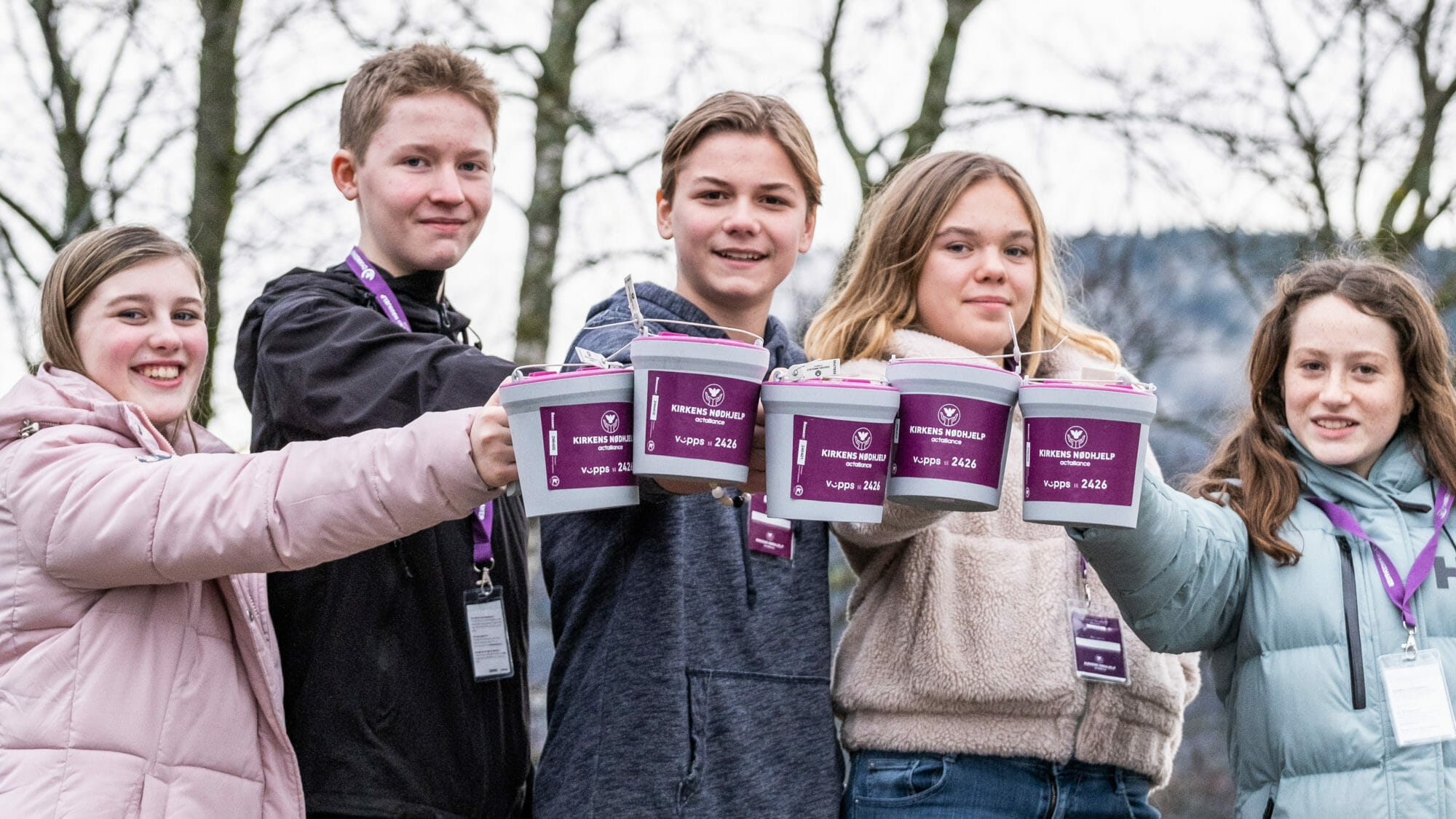 Ungdommer med fastebøsse. Foto: Kirkens Nødhjelp