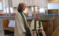 Glade prester i Egersund kirke - sokneprest Ingun Stokstad Barane og  prost Kåre Mjølhus  Foto: Elin Wood