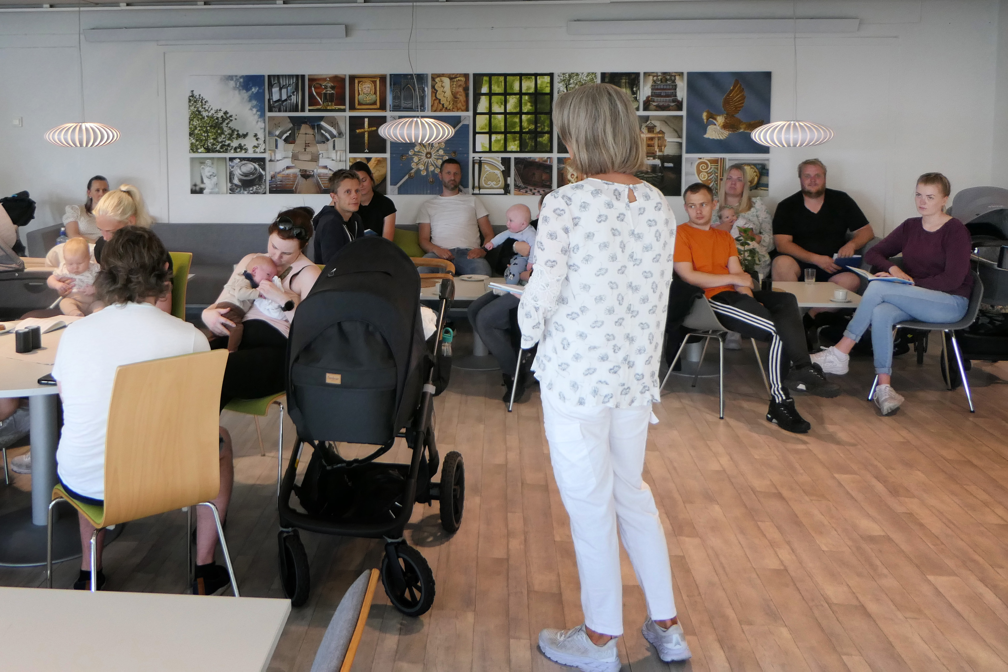 Mange dåpsforeldre til dåpssamtale på menighetssenteret. Foto Ivar Barane