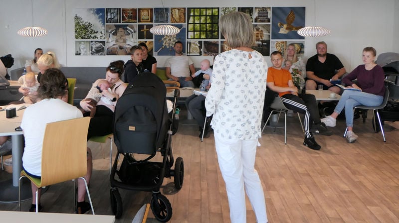 Mange dåpsforeldre til dåpssamtale på menighetssenteret. Foto Ivar Barane