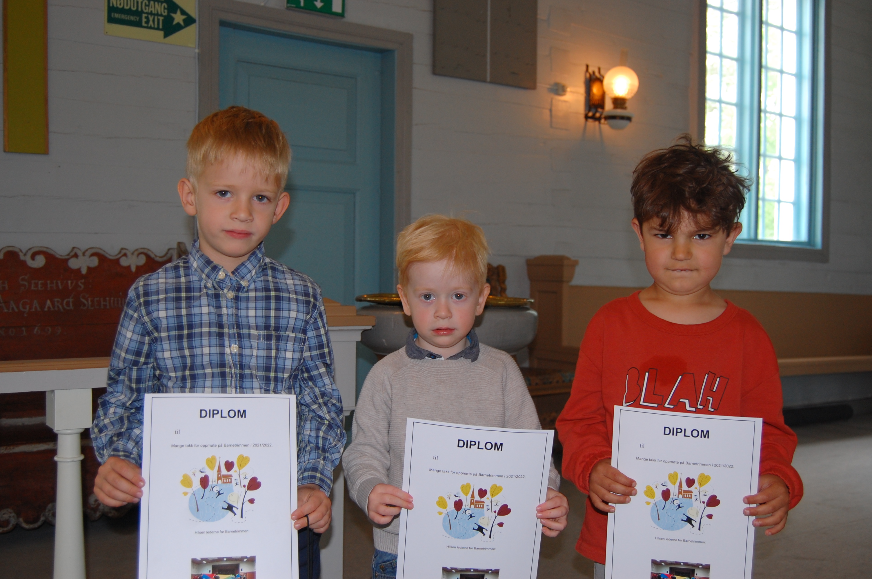 Før sommeren var Eivind, Livar og Leon i kirken og fikk utdelt diplom fra barnetrimmen.