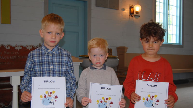 Før sommeren var Eivind, Livar og Leon i kirken og fikk utdelt diplom fra barnetrimmen.