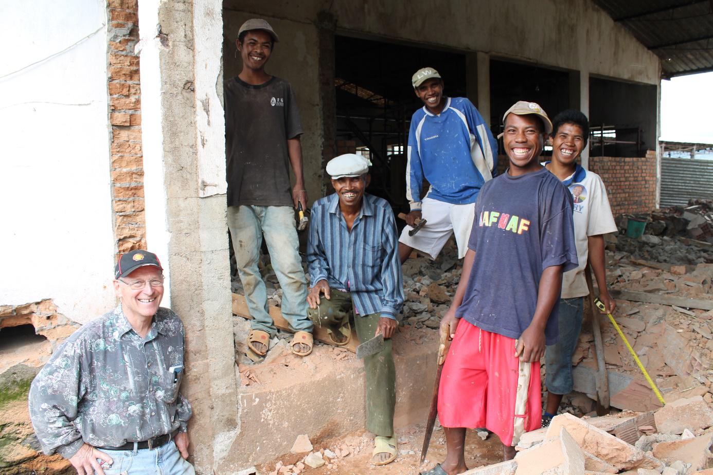 Bygging av melkestall i 2014. Foto: Jordbruksskolens venner/Rolf Moi