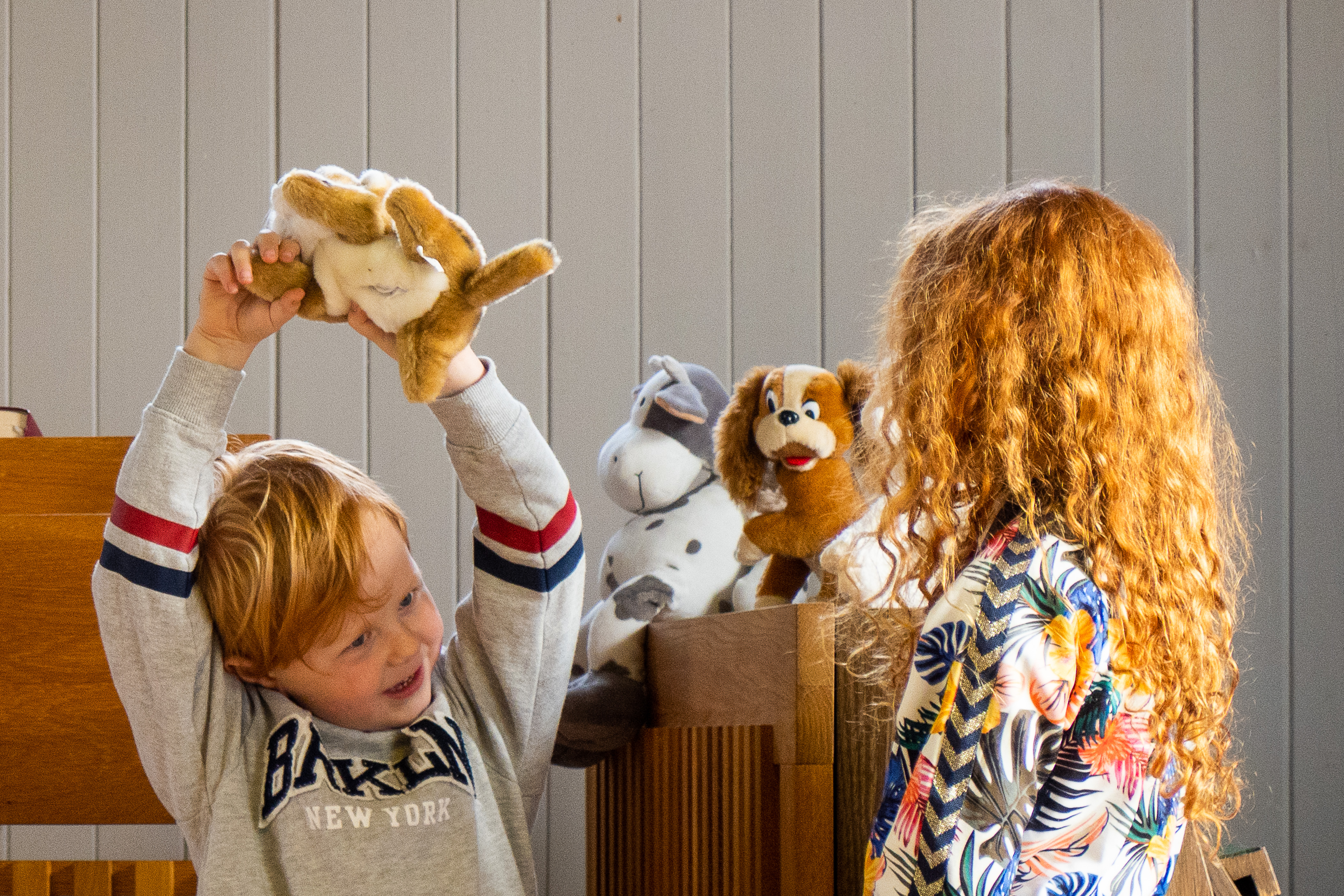 Bilde av barn som deltar i bibelfortelling med kosedyr