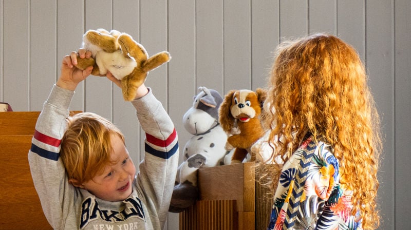 Bilde av barn som deltar i bibelfortelling med kosedyr