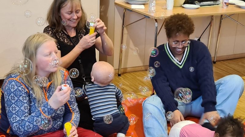 Babysang med Hanne Weider. Foreldre, barn og såpebobler.