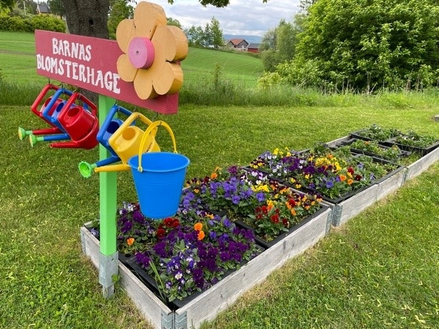 Barnas blomsterhage er en viktig del av samarbeidet mellom kirken og barnehagene i Enebakk.