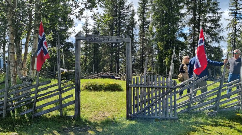 Friluftsgudsteneste på Kyrkjesletta på Dalen