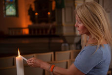 Kari Aam tenner lys i kirken. Hun leder meditasjonskveldene i Nøtterøy kirke. Foto: K R Landaasen