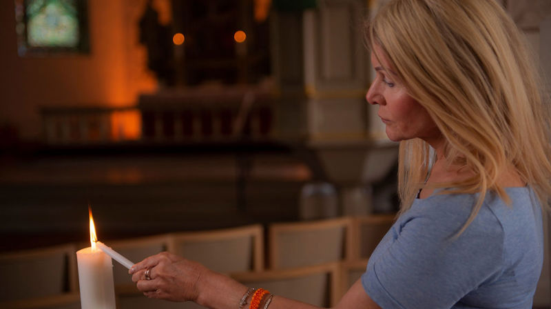 Kari Aam tenner lys i kirken. Hun leder meditasjonskveldene i Nøtterøy kirke. Foto: K R Landaasen