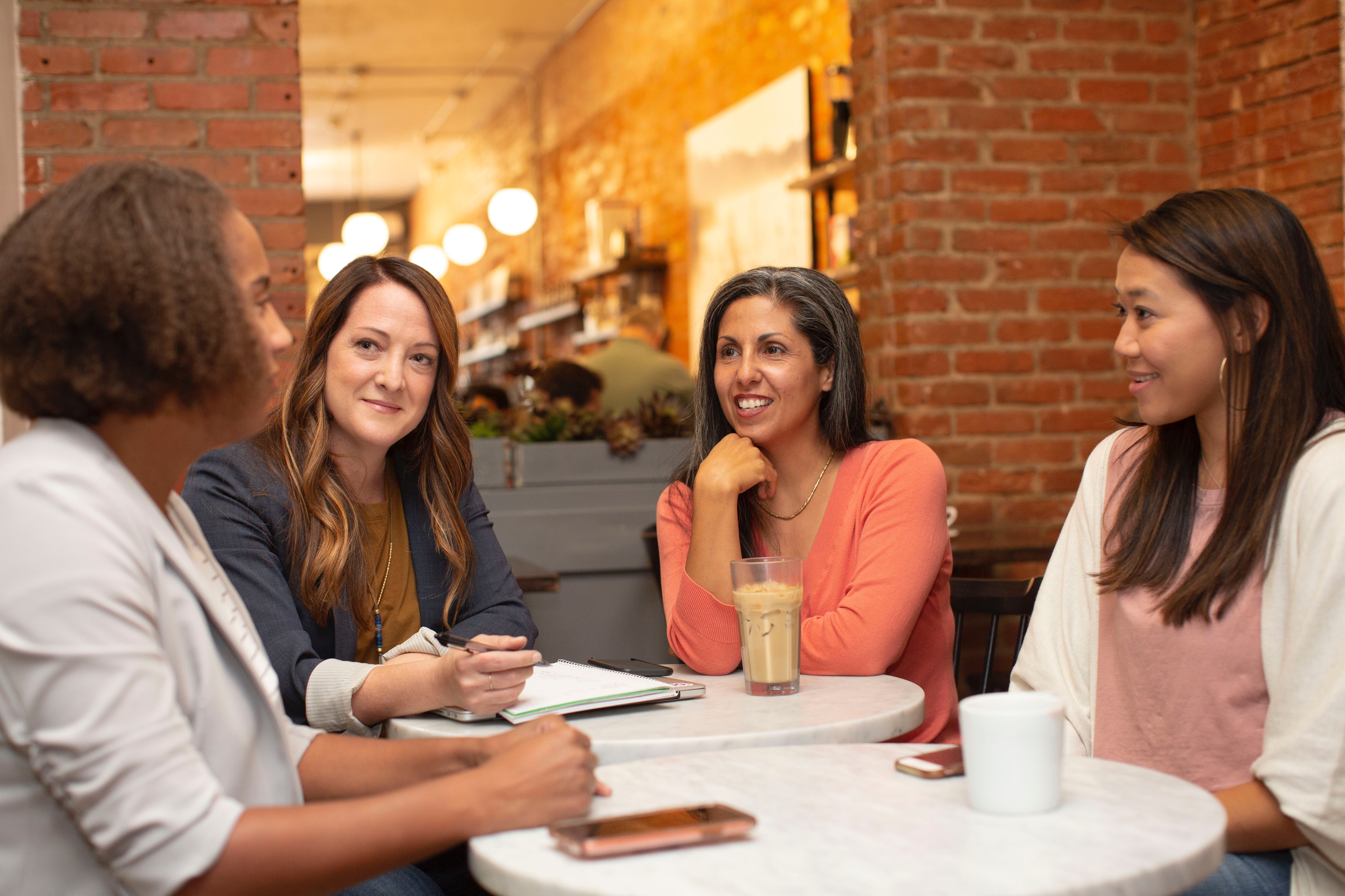 I mars arrangeres Kvinnenes internasjonale bønnedag. Bildet viser kvinner som samtaler ved et kafébord. Foto: Unsplash
