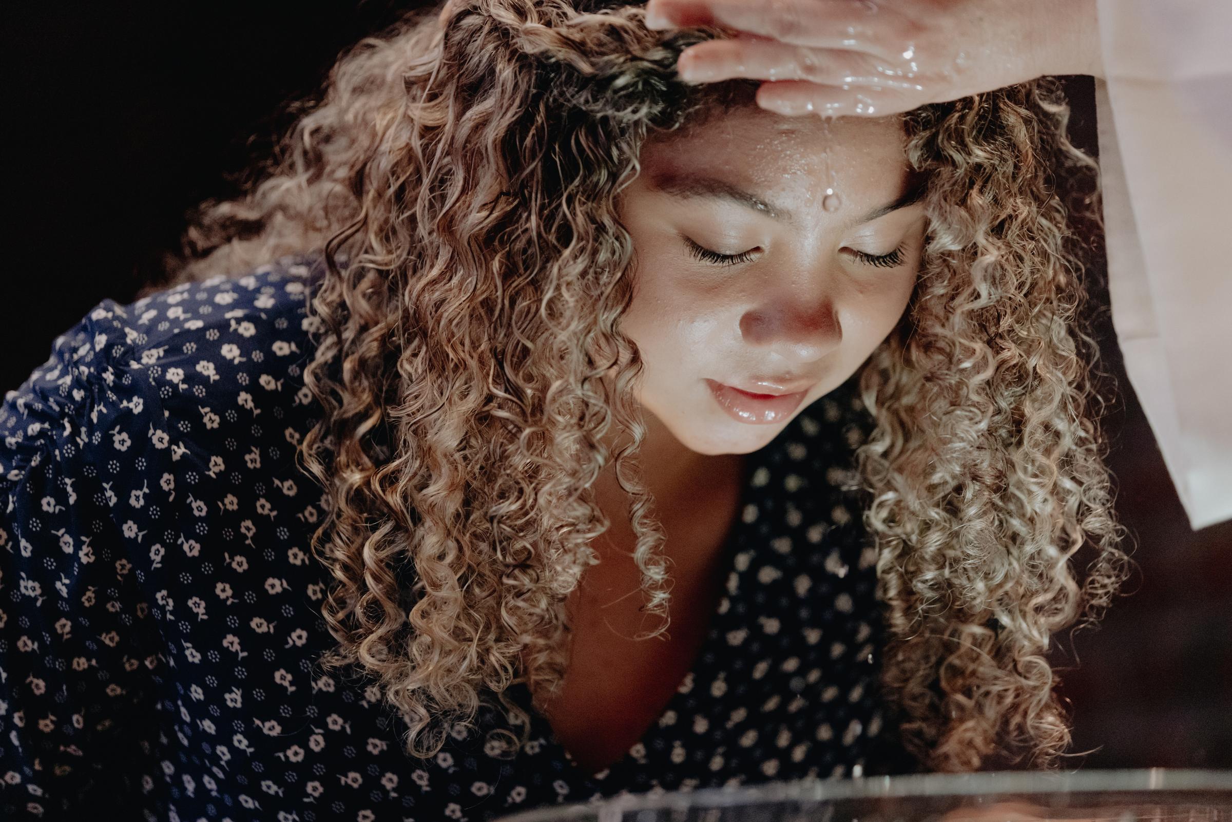 Bilete av vaksen jente som vart døypt