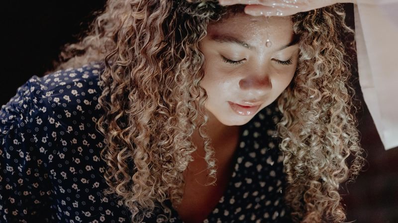 Bilete av vaksen jente som vart døypt