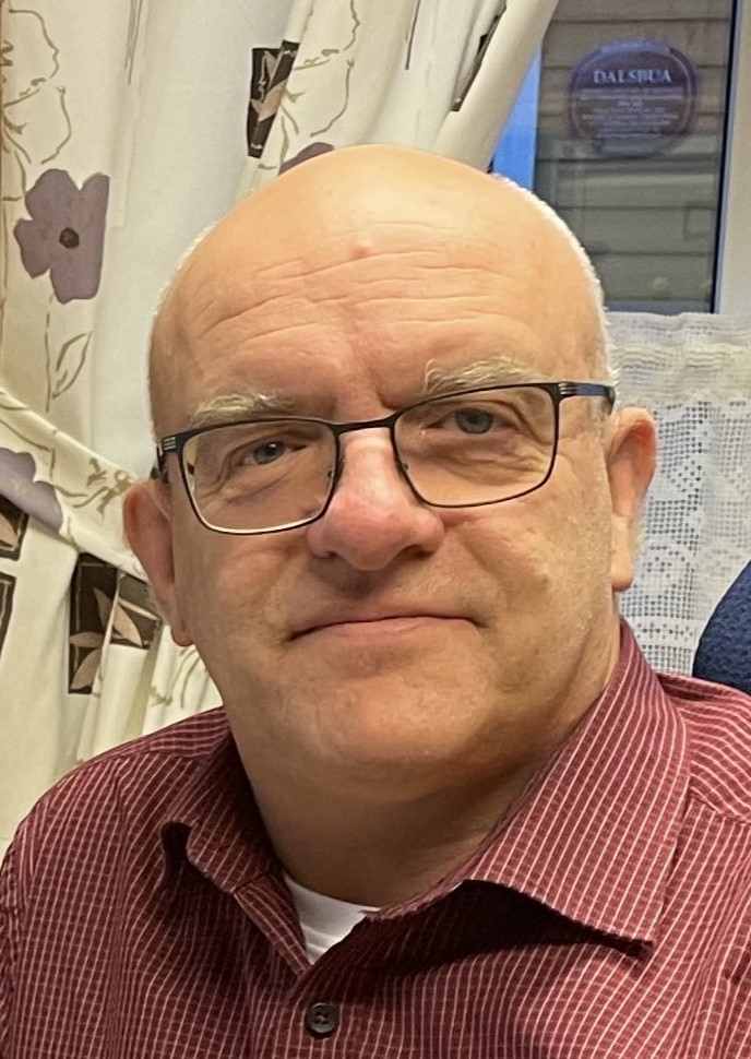 Jostein Bildøy vikarierer som kyrkjeverje på kontoret i Fjaler