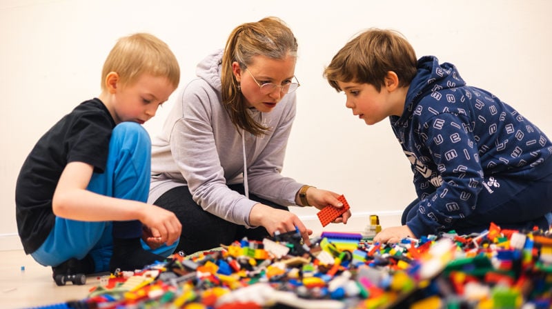 Kyrkjelydspedagog og barn på legoklubb. Foto: Den norske kirke.