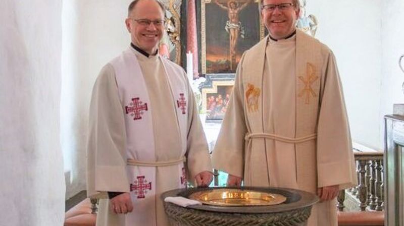 Prestene Trond Pladsen (t. h.) og Morten Zakariassen gjennomførte sju dåpssamtaler og sju dåpsseremonier hver i Gamle Glemmen kirke lørdag 17. mars. Foto: Brian R. Fait
