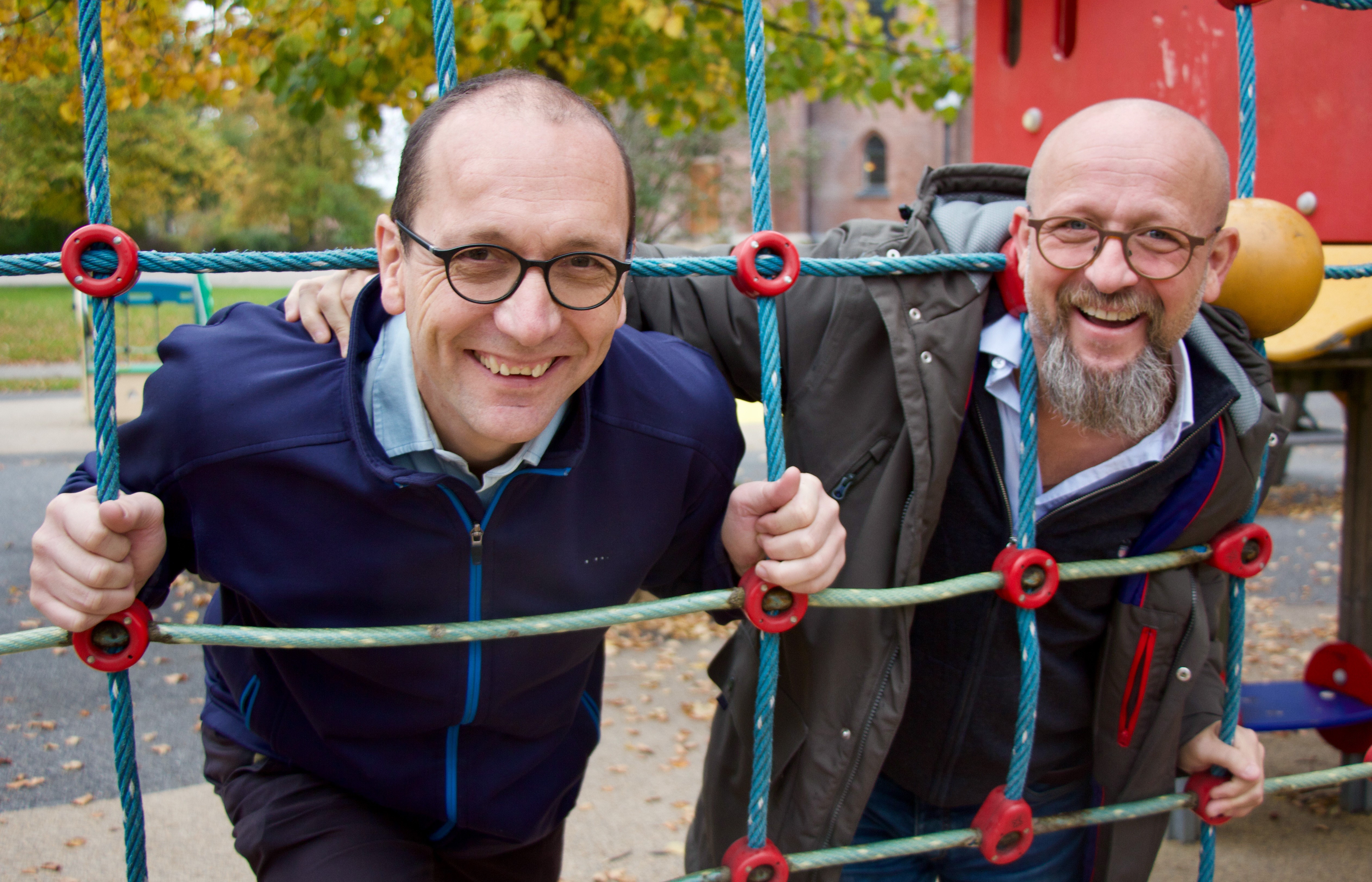 Kunstnerisk leder Tore Erik Mohn (t.v.) og daglig leder Emil Skartveit, er skjønt enige om at det er viktig å ta vare på barnet i seg når man lager program for Egil Hovland-festivalen.