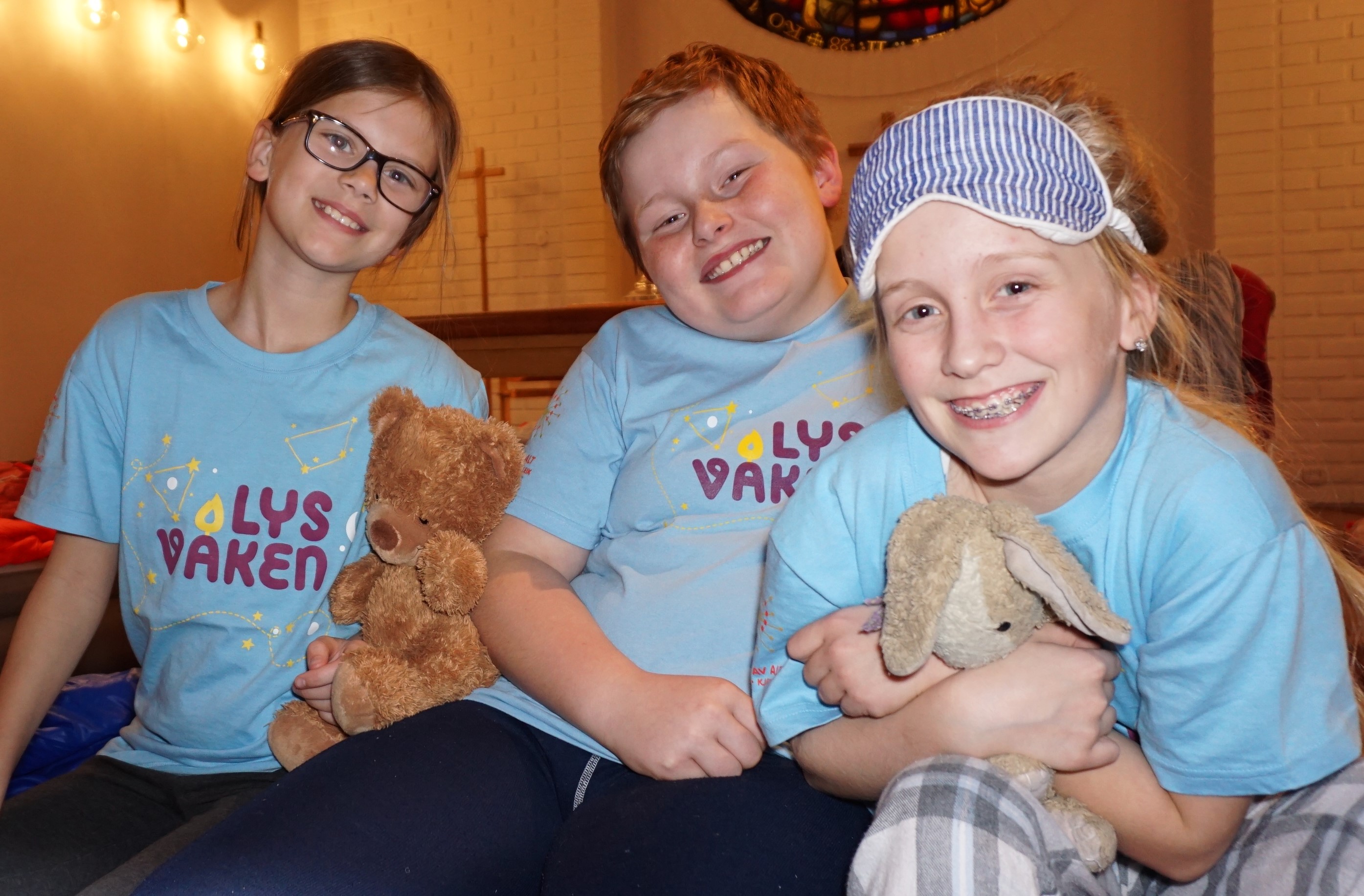 Viktoria Wahlberg Norman, Håkon Gudjonsson og Christine Aarsland Navestad var blant de 16 barna som overnattet i Gressvik kirke, og lærte kirkelyden å synge Lys våken-sangen under gudstjenesten dagen etter.