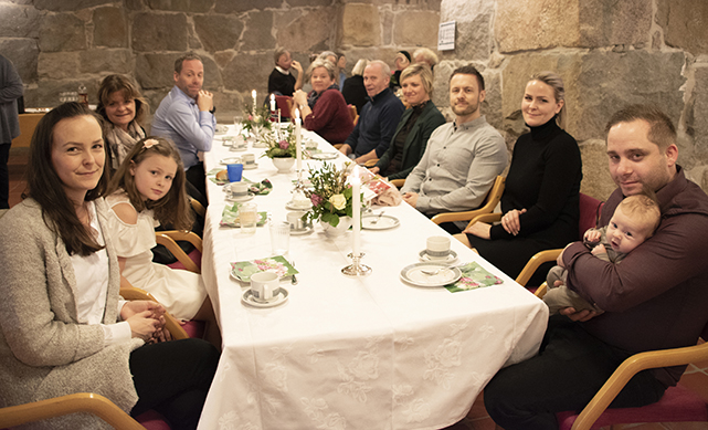 Dagens hovedperson, Sofie, sitter i pappas armer. Hun hadde hele familien med seg da hun ble døpt etter "drop-in"-prinsippet, lørdag 16. mars.