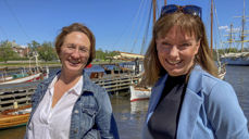 Prest Hege E. Fagermoen (t. h.) og domprost Kari Mangrud Alvsvåg ved Glommas bredder. På felleskirkelig gudstjeneste 4.7 samler flere kirkesamfunn inn penger til ryddig av plast i verdens elver. Foto: Den norske kirke.