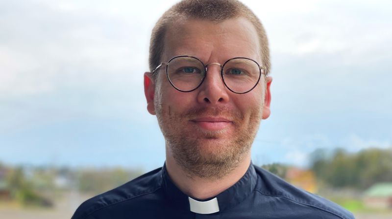 Prest Knut Ertzeid (bildet) og kollega Lisa Holm Johansen gjennomfører drop-in-dåp lørdagene 22. og 29. mai. Seremoniene foregår i Gressvik kirke den første lørdagen og i Onsøy kirke den andre.