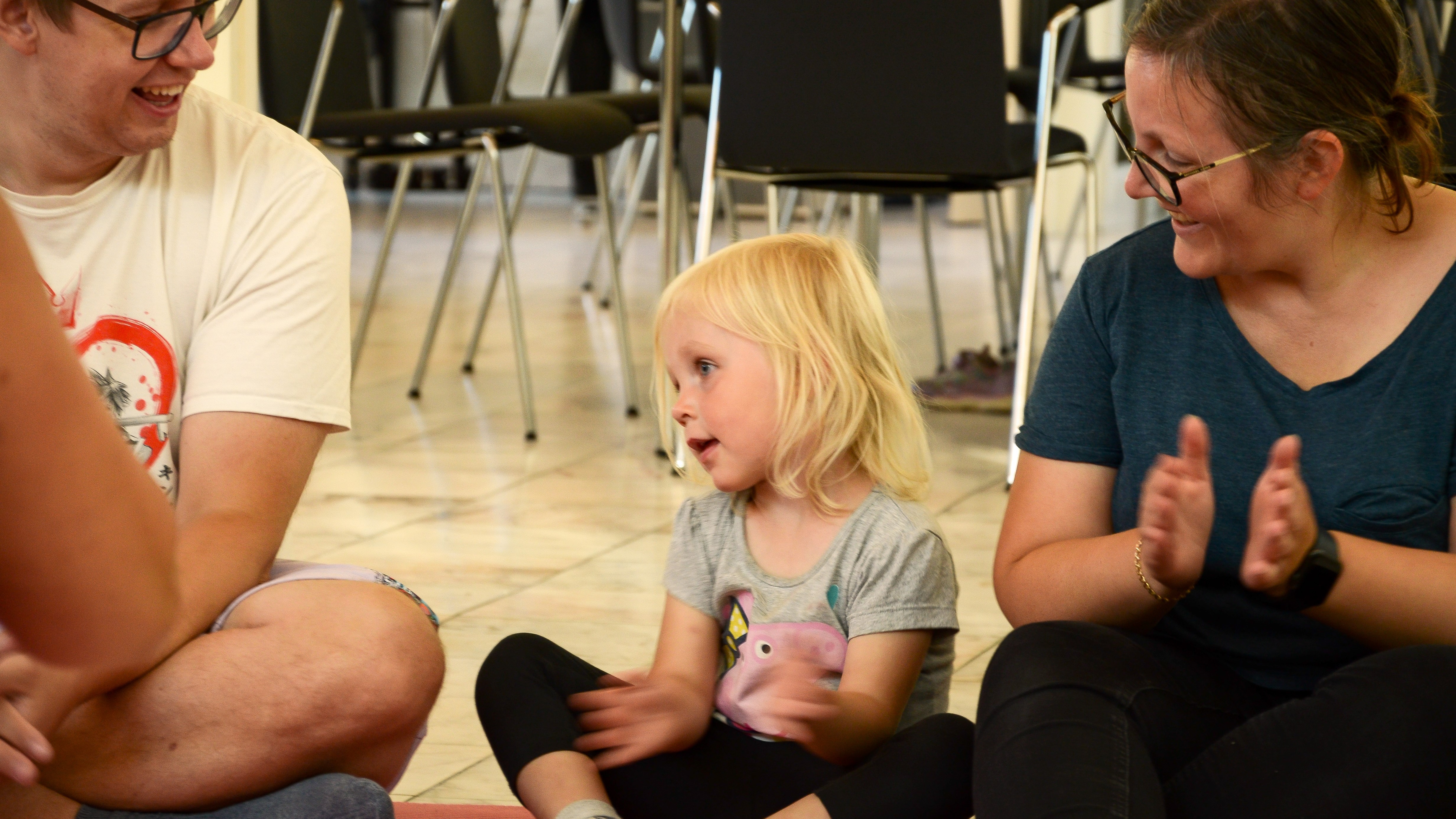Småbarnssang er en hyggestund for liten og stor i hverdagen. Her i Gressvik menighetssenter.